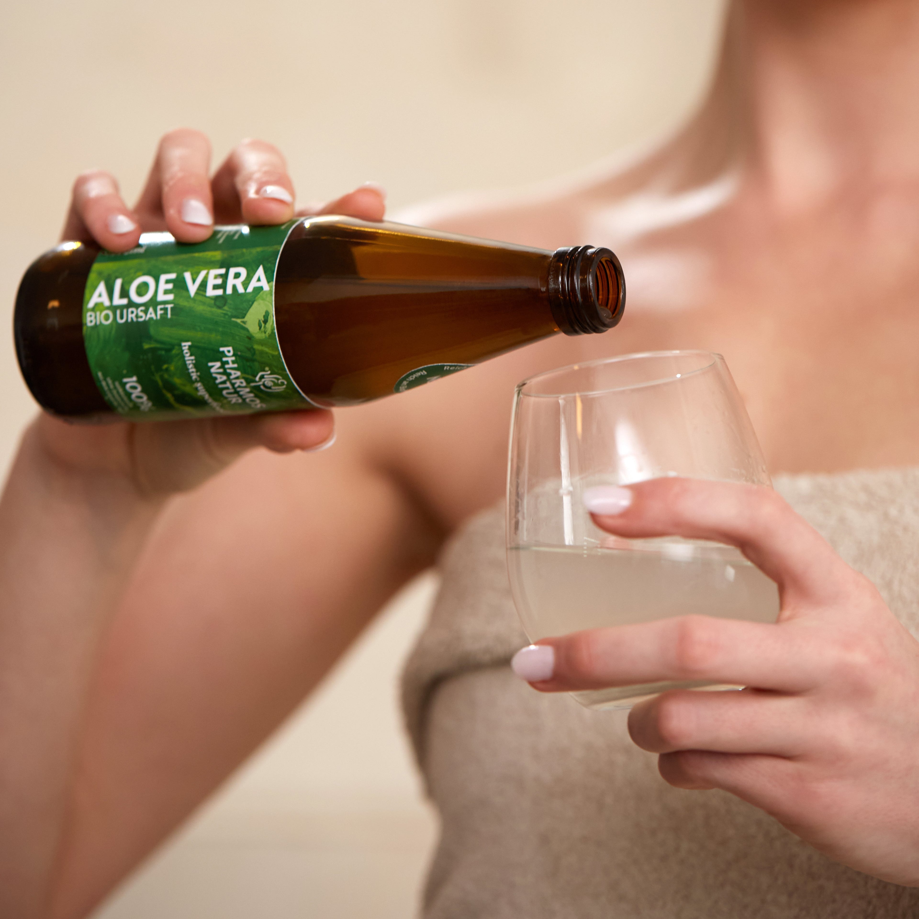 Aloe Vera Saft wird in ein Glas geschüttet