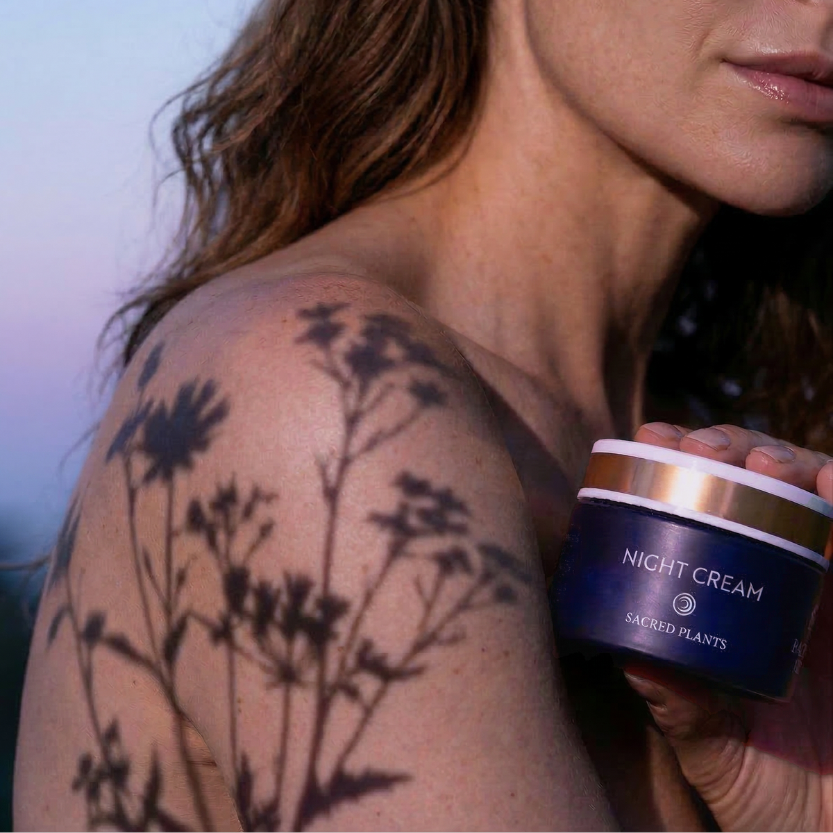 Model mit Night Elixir Gesichtsöl mit Schwarzem Sesam Ursamenöl, Bakuchiol und Kamelienöl für die nächtliche Gesichtspflege
