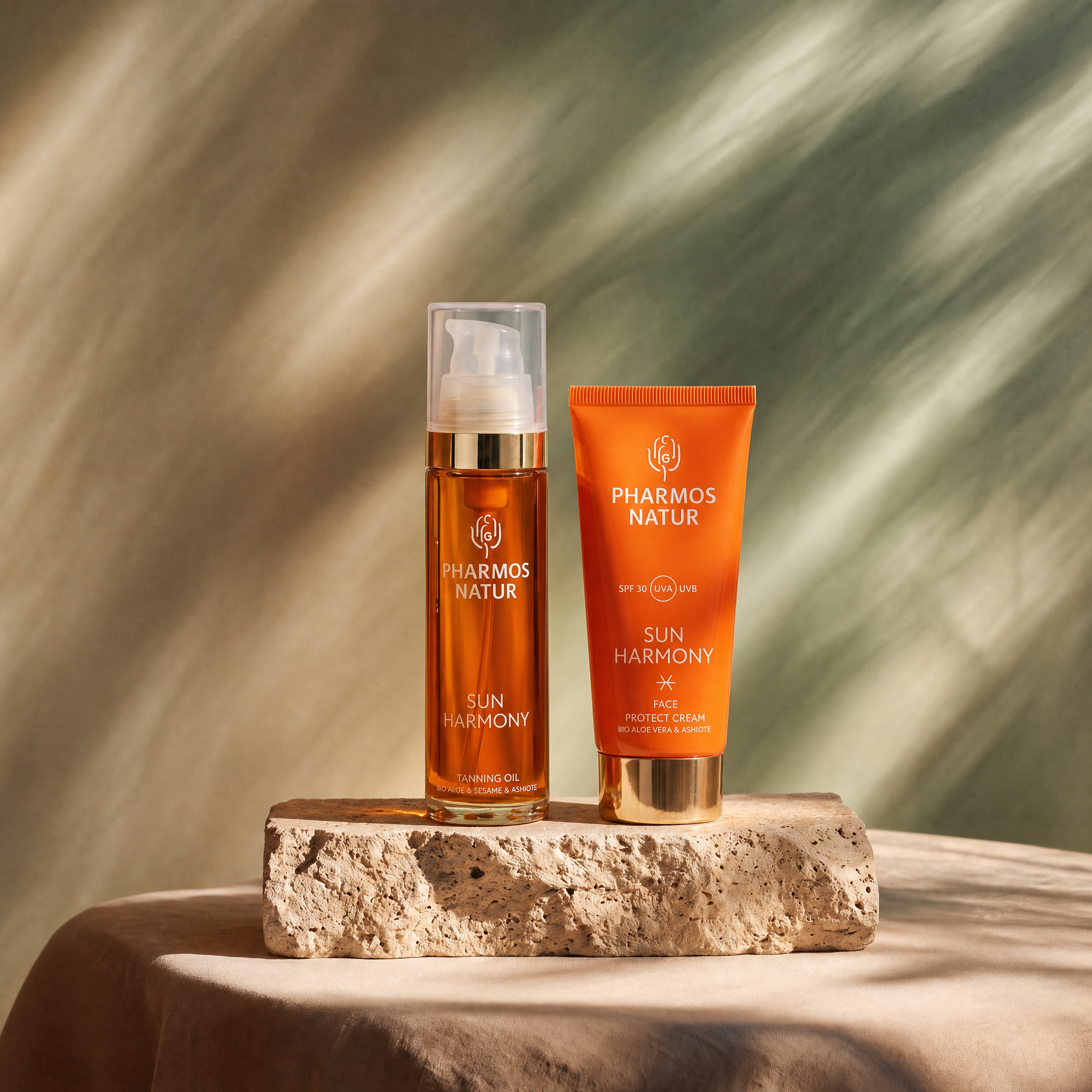 Tanning Oil und Face protect Cream auf einem beigen Stein, frontale Ansicht