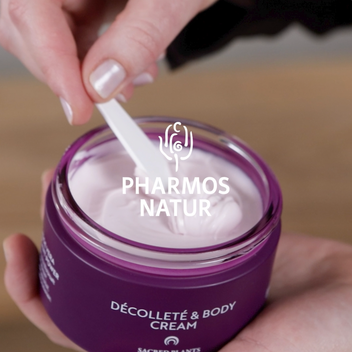 Erklärvideo Décolleté & Body Cream durch Cathrin Lorenscheit Schulungsleitung bei Pharmos Natur
