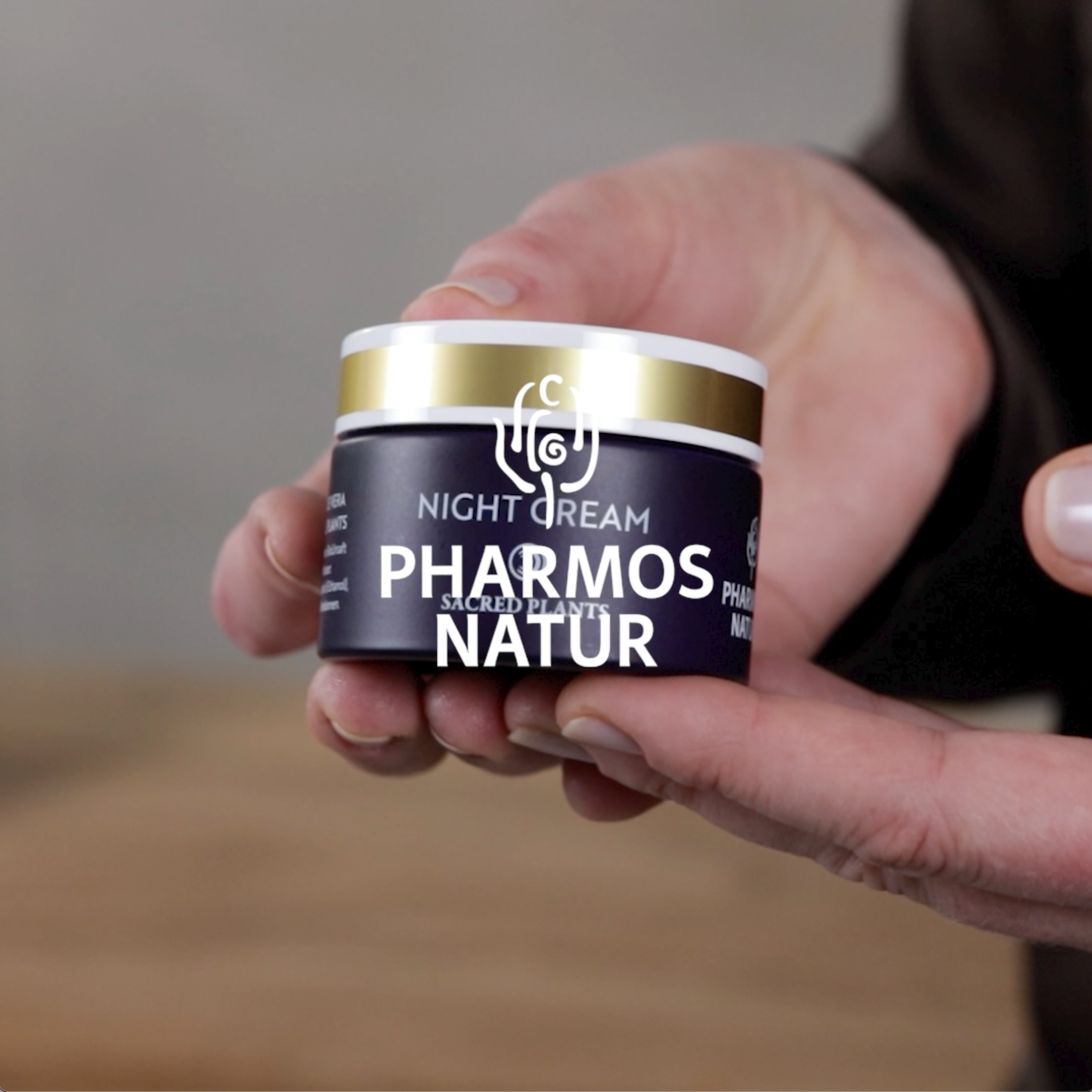 Produkterklärung Night Cream durch Cathrin Lorenscheit - Schulungsleitung Pharmos Natur