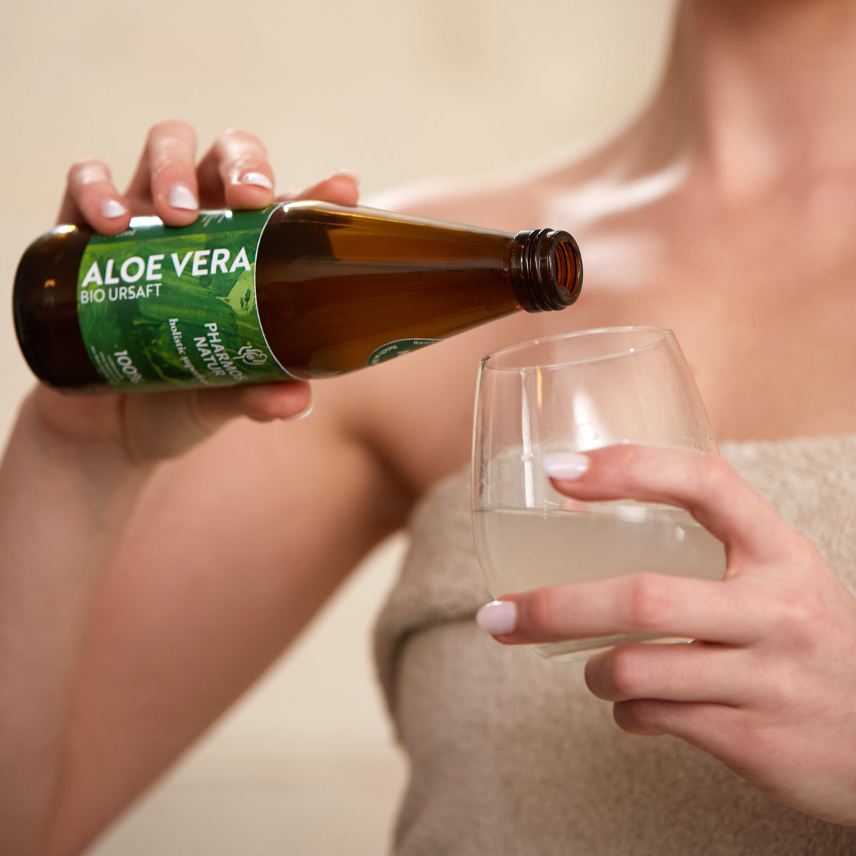 Aloe Vera Saft wird in ein Glas geschüttet