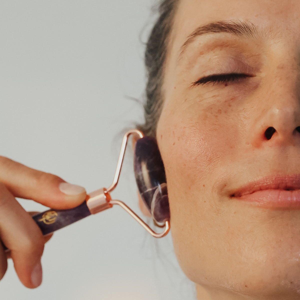 Amethyst Facial Roller aus Amethyst für Gesichtsmassage und Pflegerituale
