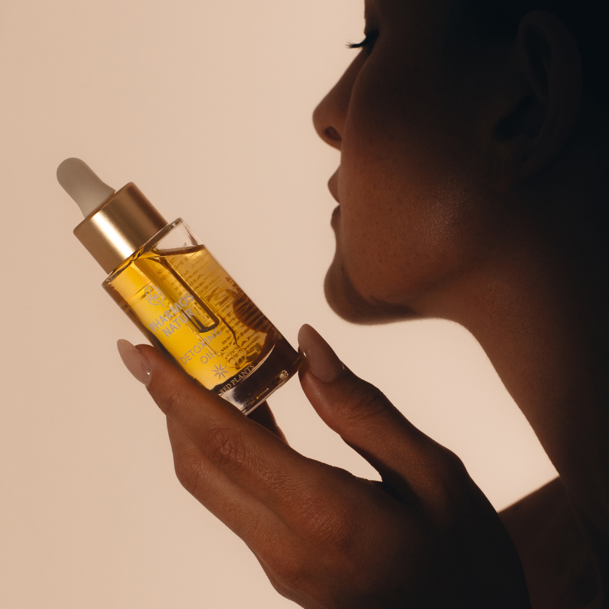 Detoxing Oil mit Wacholder, Lorbeer, Zypresse und Schwarzem Sesam Ursamen für ein ausgeglichenes Hautbild.