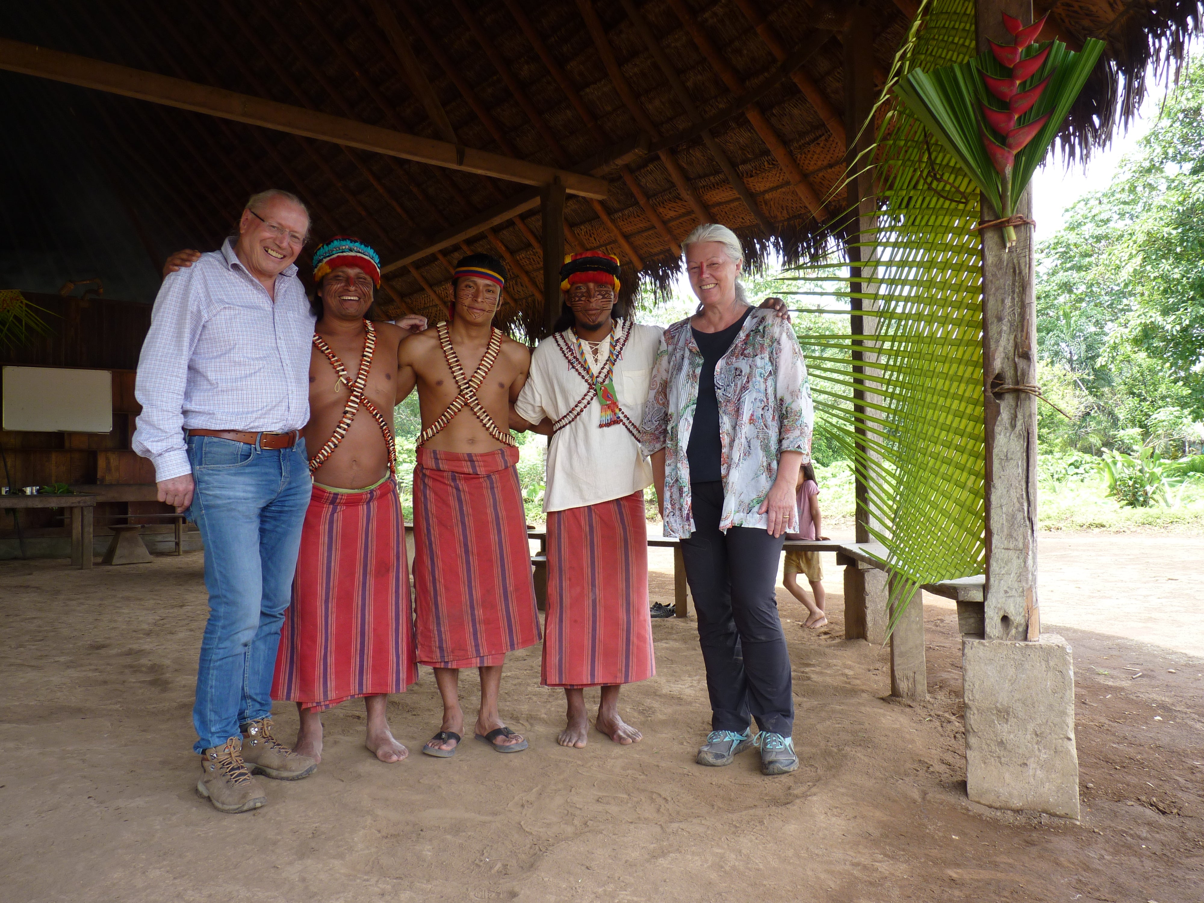 Indigene mit Familie Esser Greineder im Amazonas
