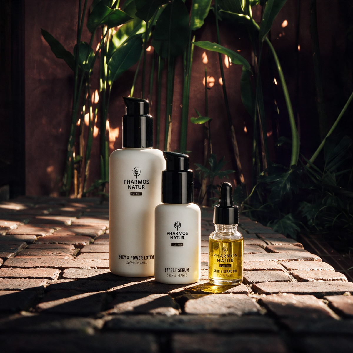 Body & Power Lotion, Effect Serum und Skin & Beard Oil stehen auf einem Steinboden, frontalansicht.