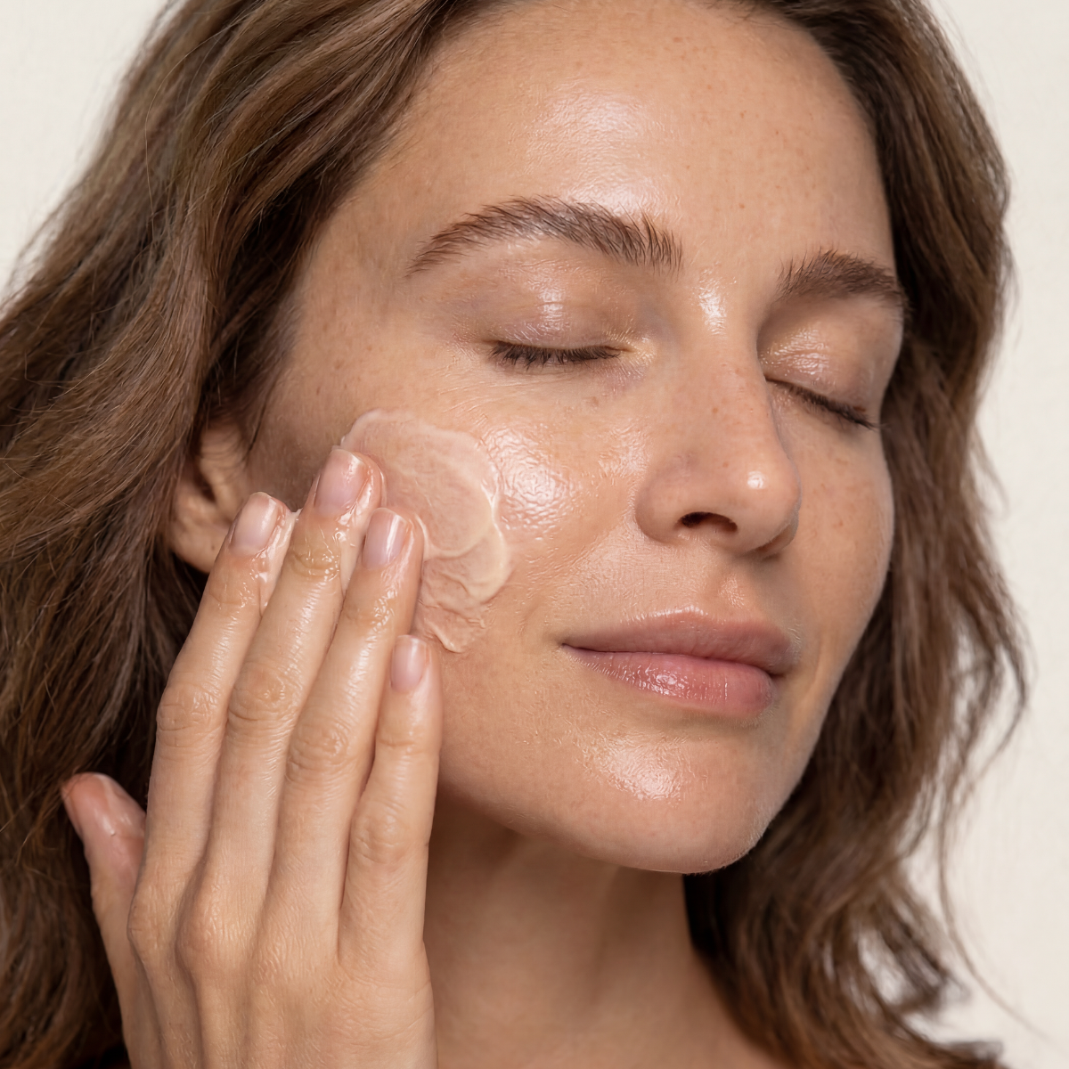 Anwendung Night Cream Gesichtscreme mit Bio Aloe Vera, Schwarzem Sesam Ursamenöl und Bakuchiol für die nächtliche Gesichtspflege
