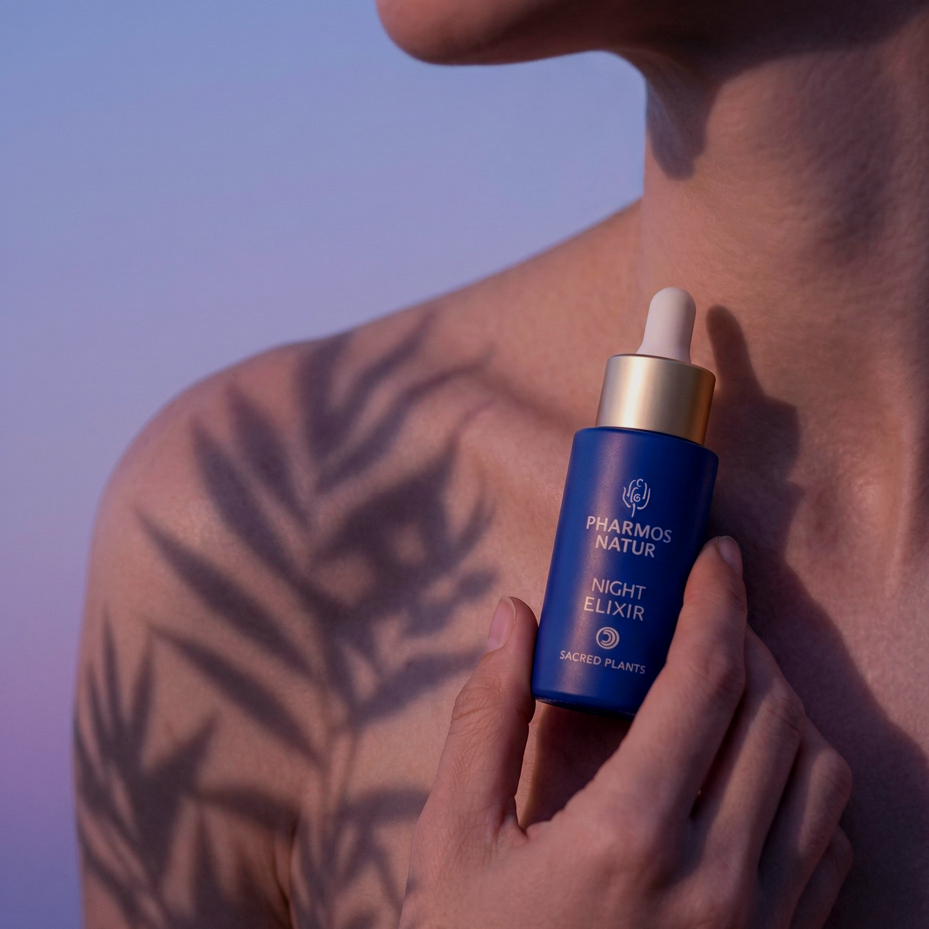 Model mit Night Elixir Gesichtsöl mit Schwarzem Sesam Ursamenöl, Bakuchiol und Kamelienöl für die nächtliche Gesichtspflege