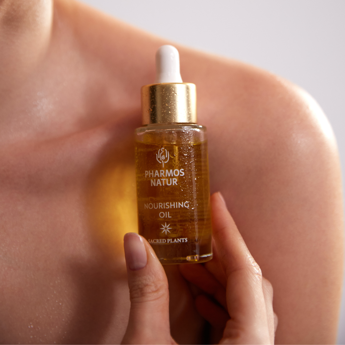 Nourishing Oil Gesichtsöl mit Schwarzem Sesam Ursamen, Damaszener Rose und Rosengeranie