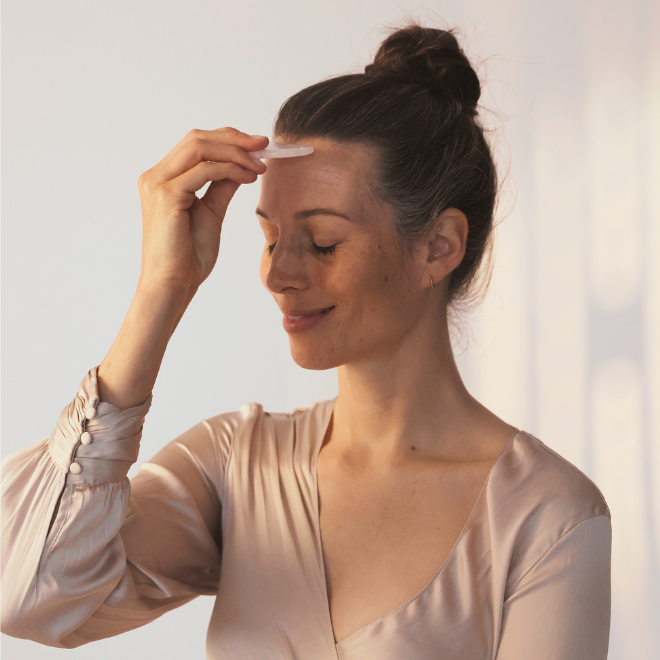 Anwendung mit Crystal Gua Sha am Model