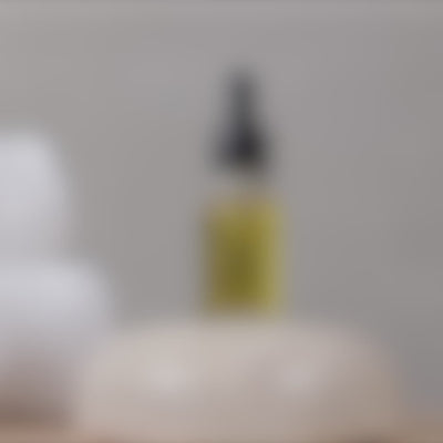 Erklärungsvideo Natur of Men Serie Skin and Beard Oil durch Bernadette Dalio international Trainer bei Pharmos Natur