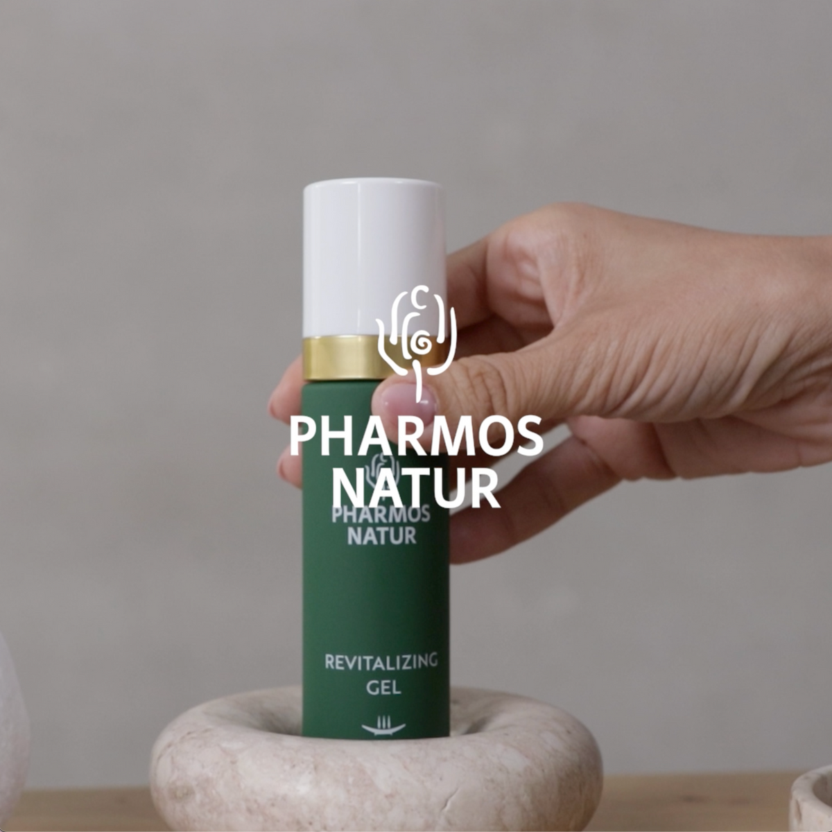 Videoerklärung Revitalizing Gel von Bernadette Dalio international Trainer Pharmos Natur Academy