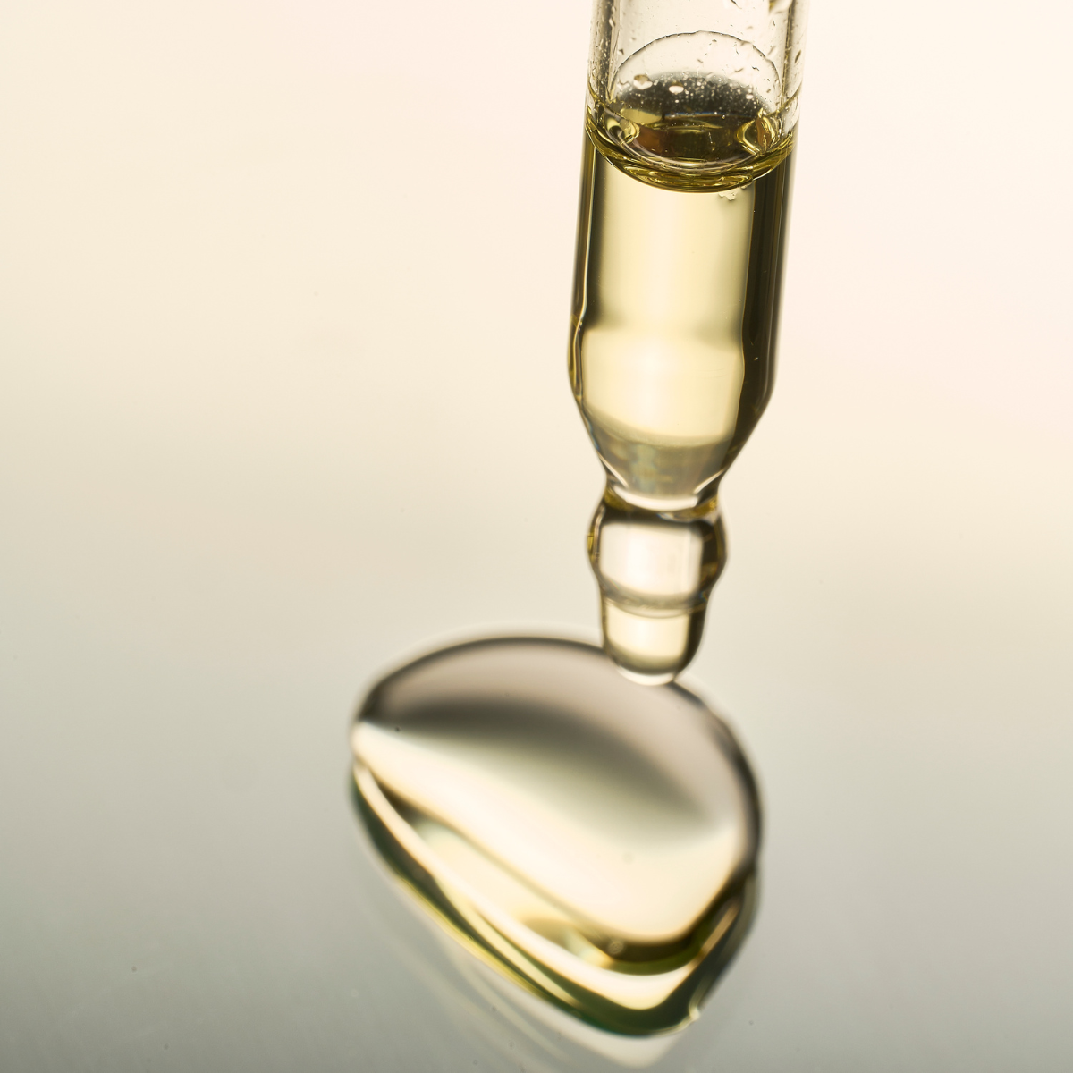 Textur Vitalizing Oil mit Schwarzem Sesam Ursamen, Lavendel, Rosengeranie und Palmarosa für ein geschmeidiges Hautbild