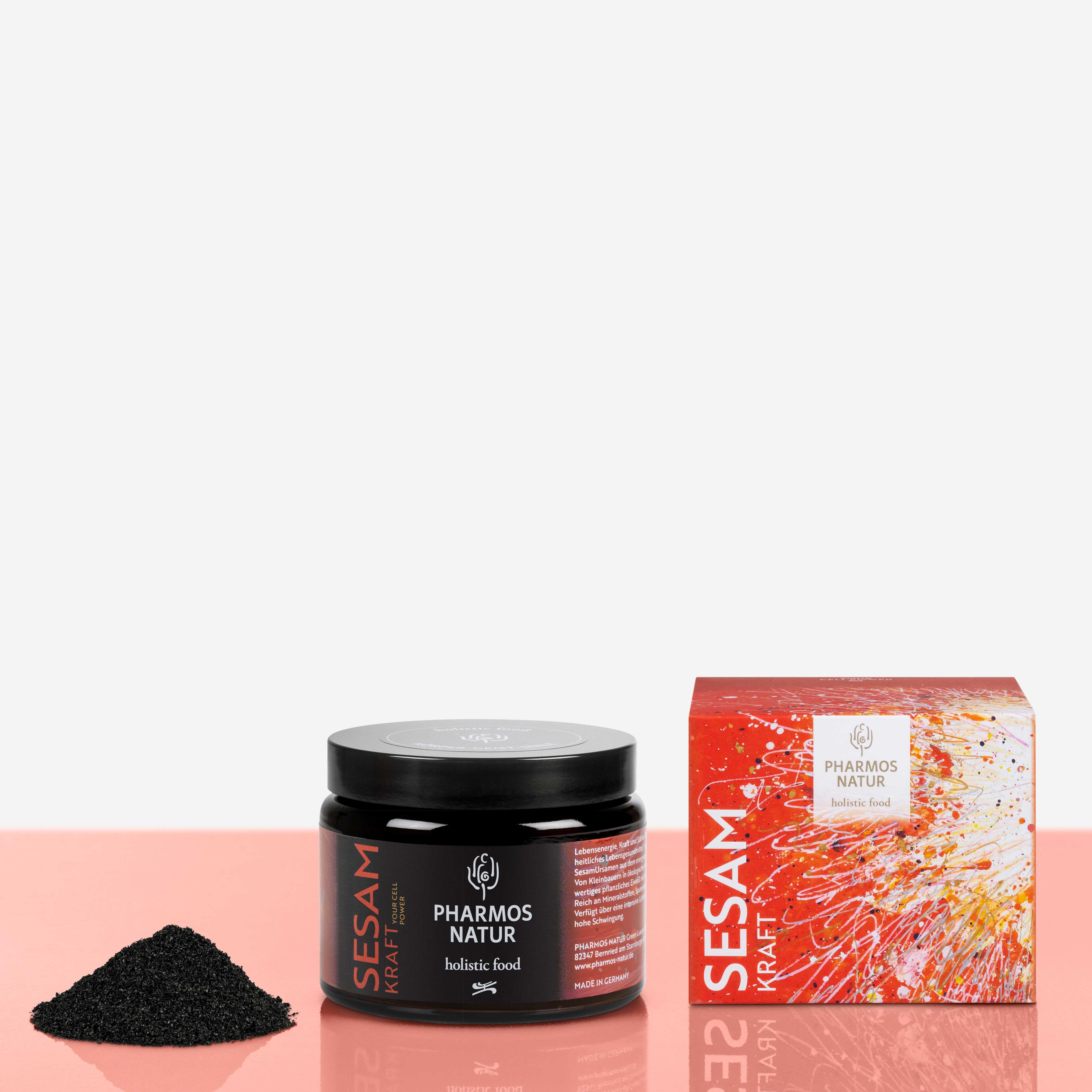 Sesamkraft dunkler Behälter Produktbild neben Pulver und Verpackung