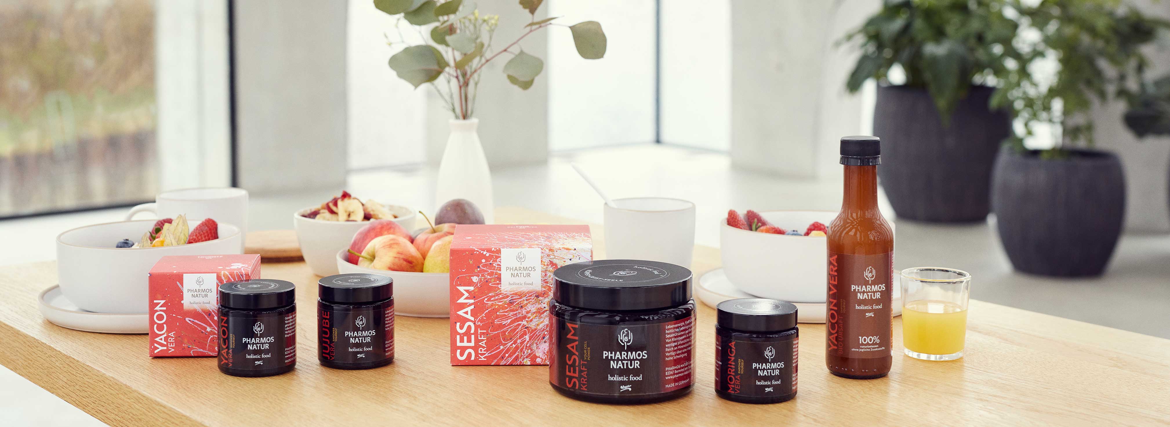 Empower Yourself Holistic Food mit Produktsortiment Empower Yourself auf dem Tisch