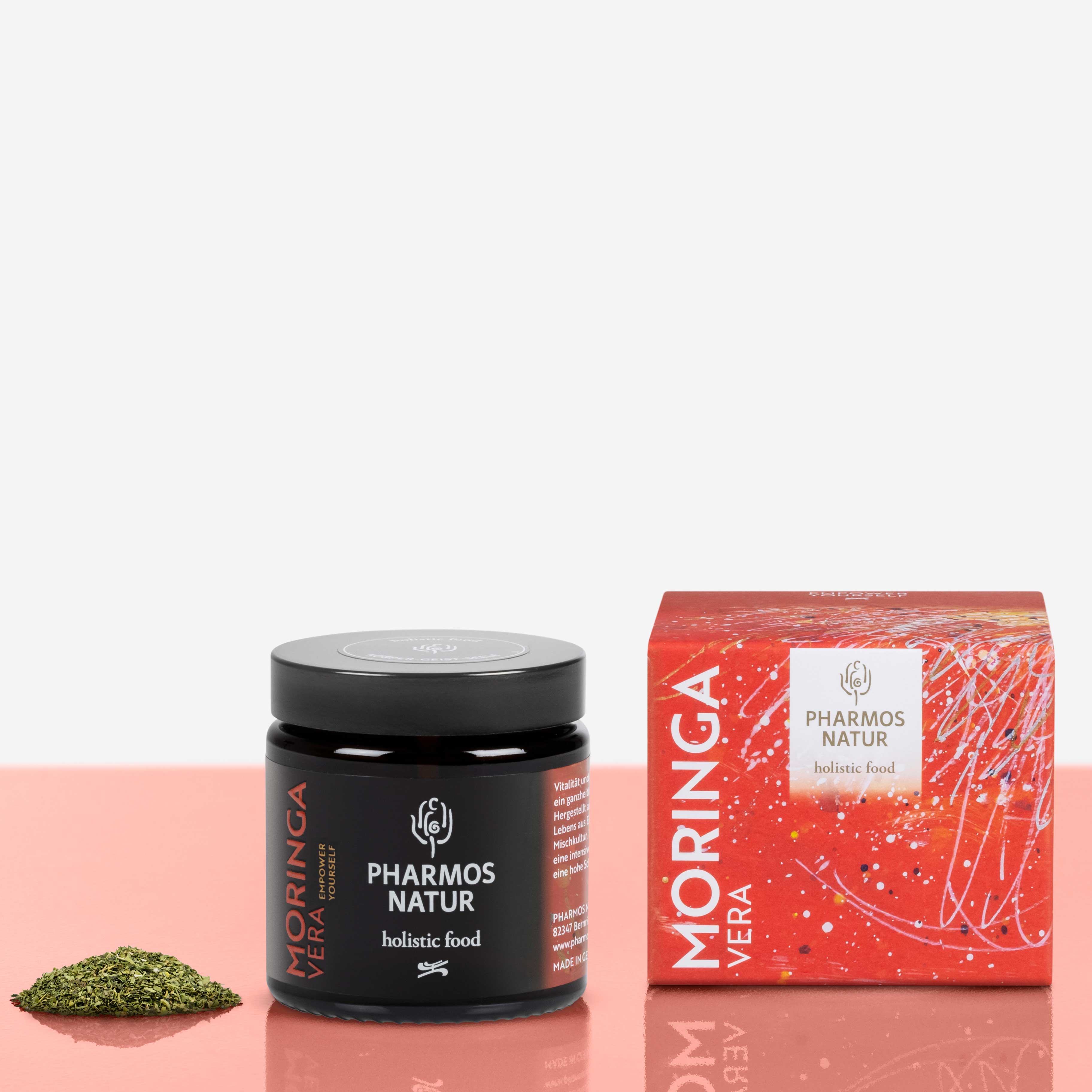 Moringa Vera dunkler Behälter Produktbild neben Pulver und Verpackung