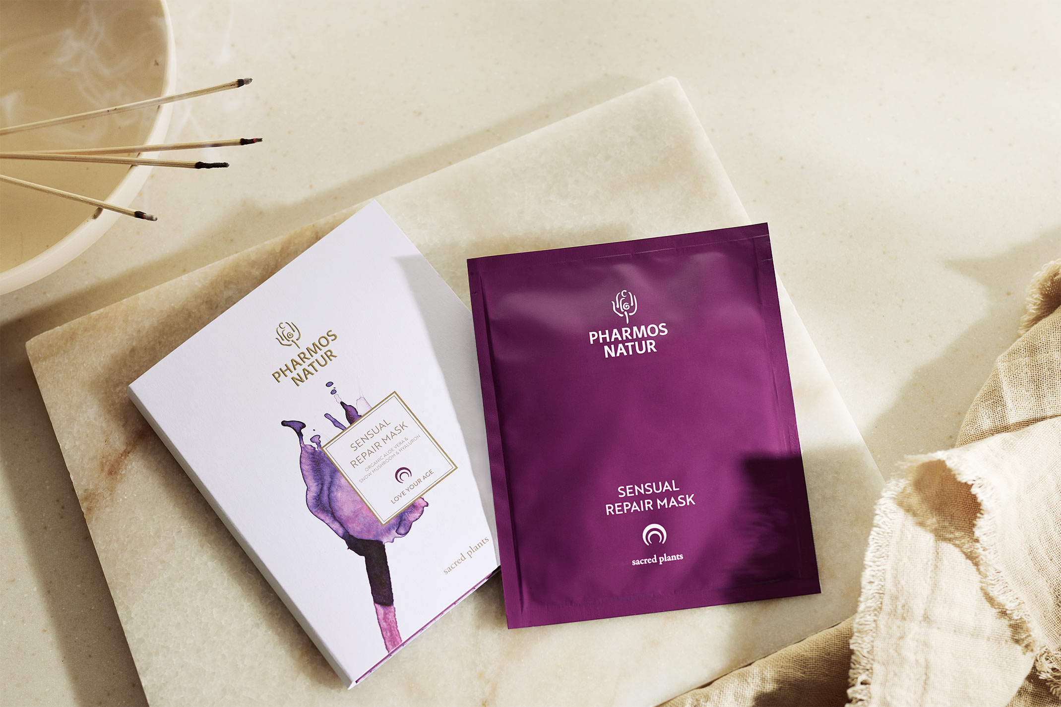 Sensual Repair Mask Sensual Repair Maske mit Verpackung auf Marmorplatte mit Räucherstäbchenplatte