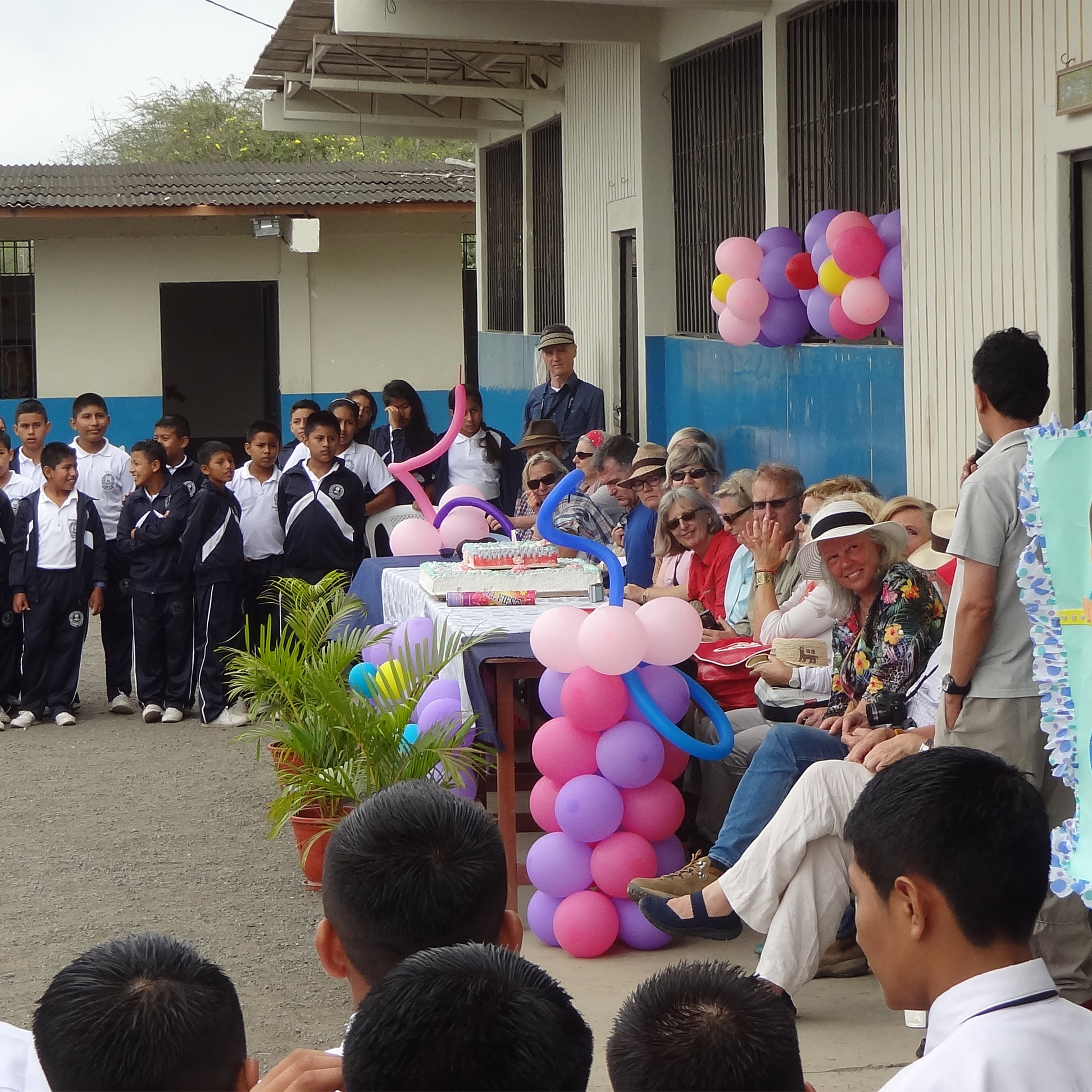 Schulfeier Ein Schulfest in Nepal zur Eröffnung der neuen Schule