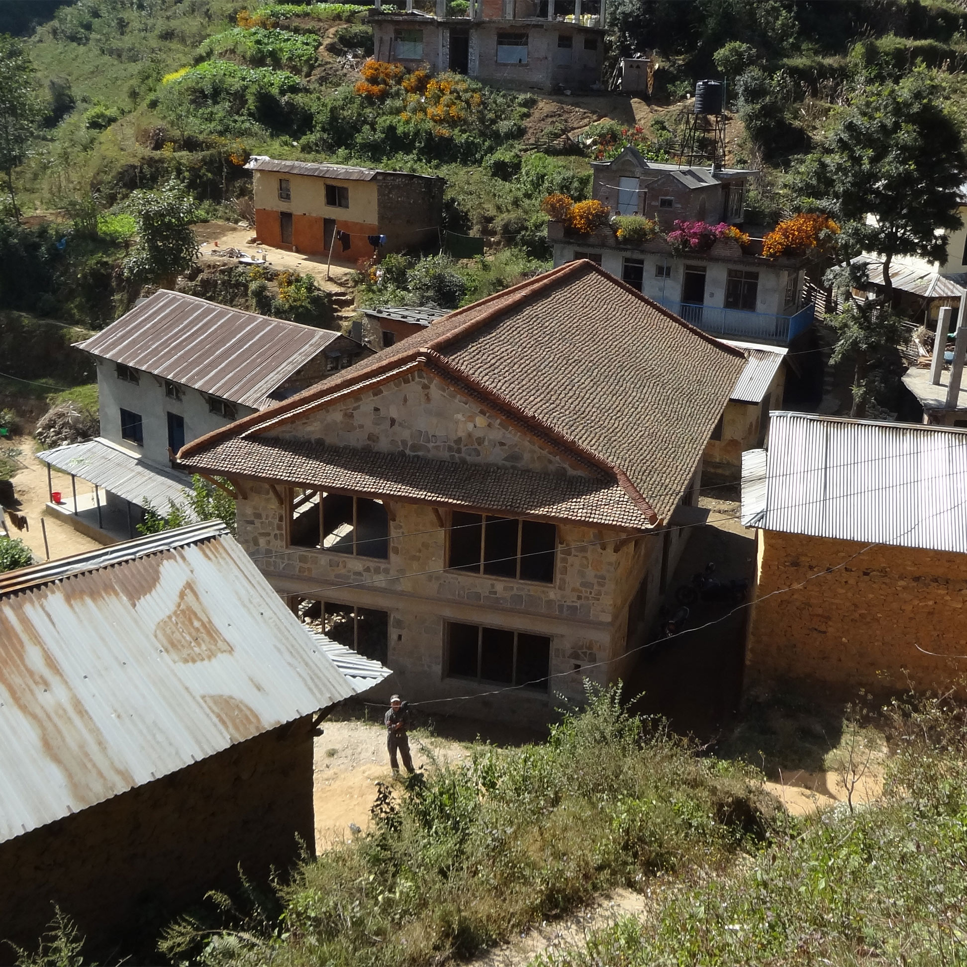 Rohbau Nepal Schuke Schule in Nepal, das Gebäude von außen, noch als Rohbau
