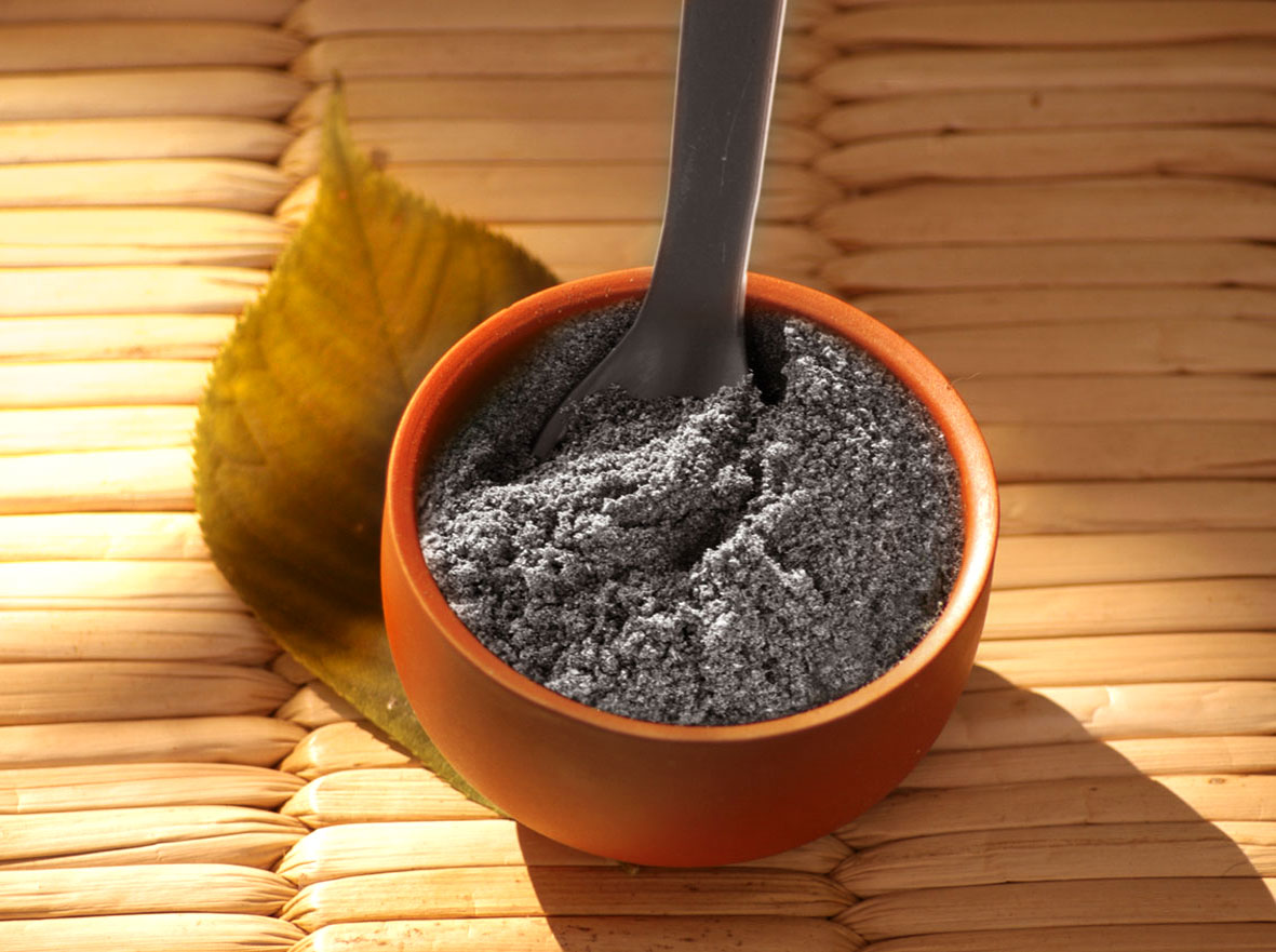 Sesam Paste Schwarze Sesam Paste mit Löffel und Blatt