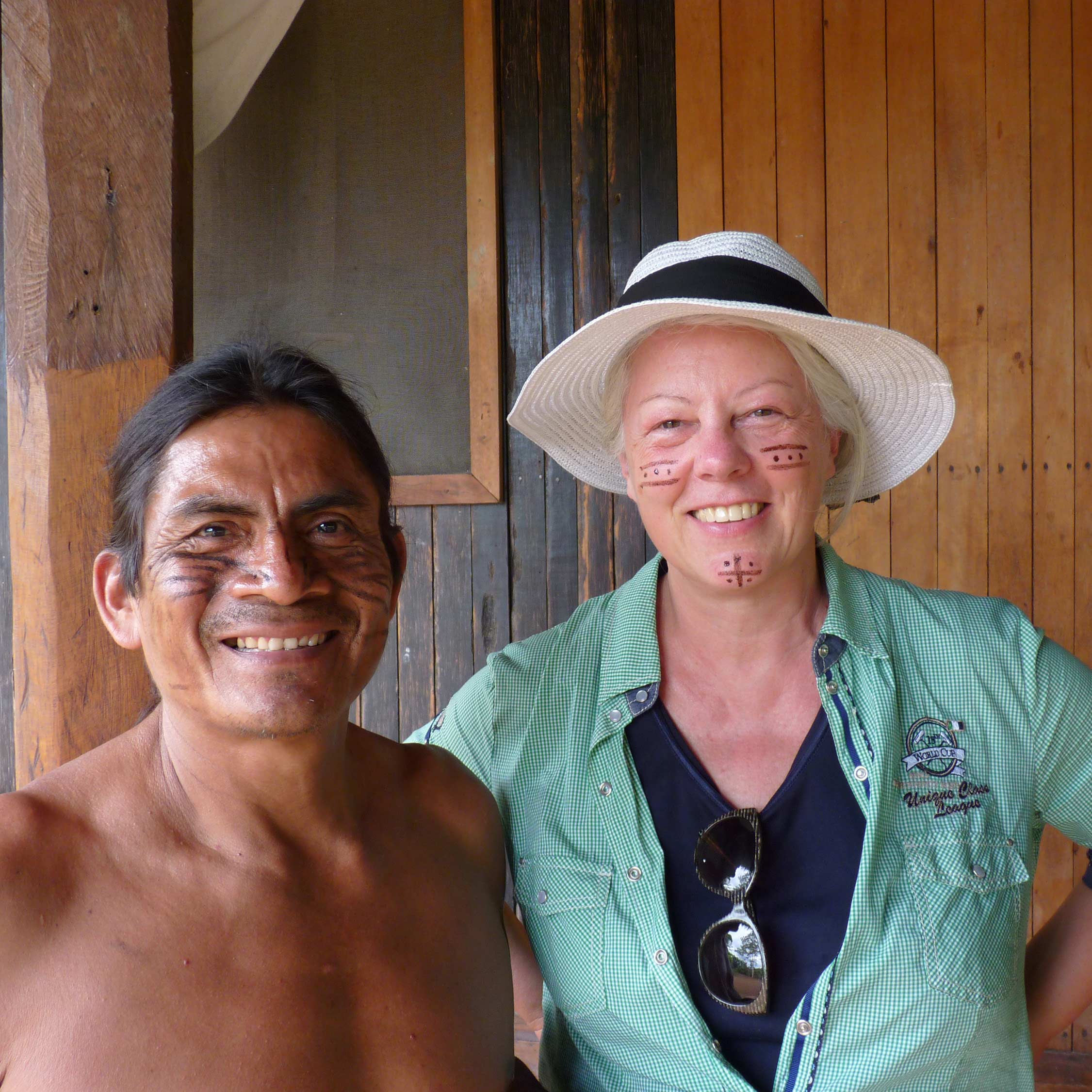Ecuador Gesichtsbemalung Gründerin Margot Esser neben Einheimischen aus Ecuador mit Gesichtsbemalung