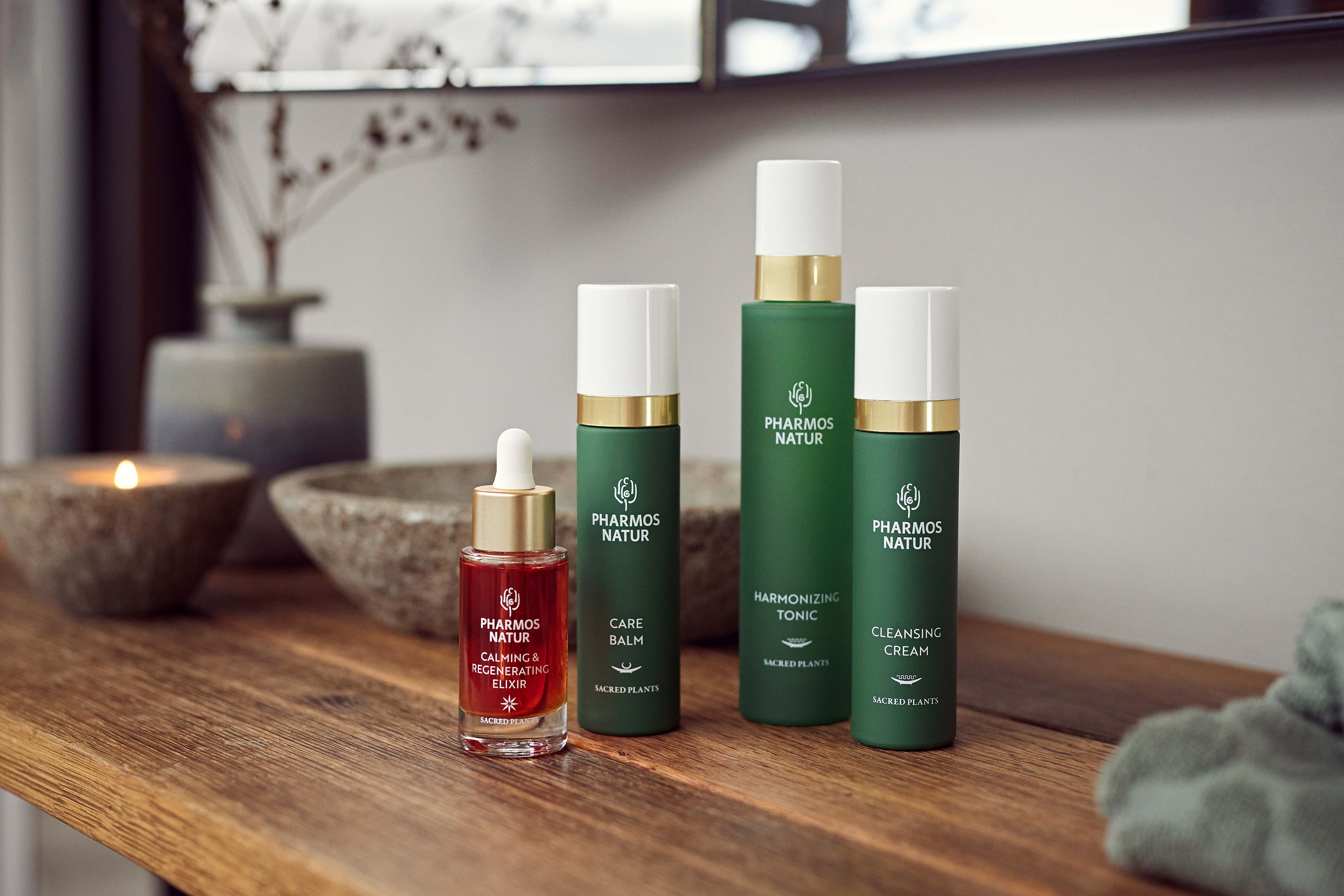 Produktlinie empfindliche Haut 3 grüne Flaschen Care Balm, Harmonizing Tonic und Cleansing Cream mit rotem Öl Serum Calming & Regenerating Elixir