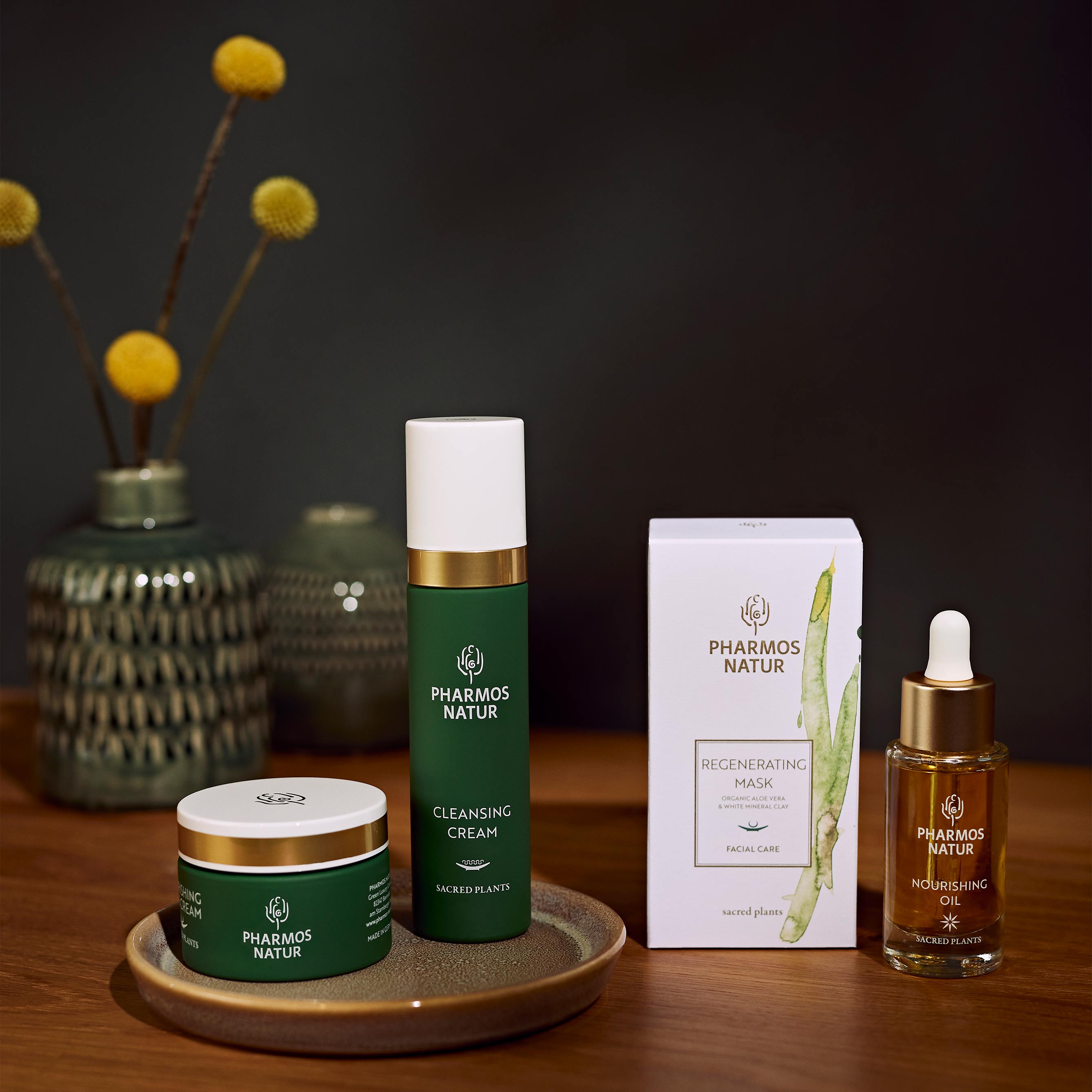 Trockene Haut Produkte Drei Pharmos Natur Produkte für trockene Haut dunkles Bild