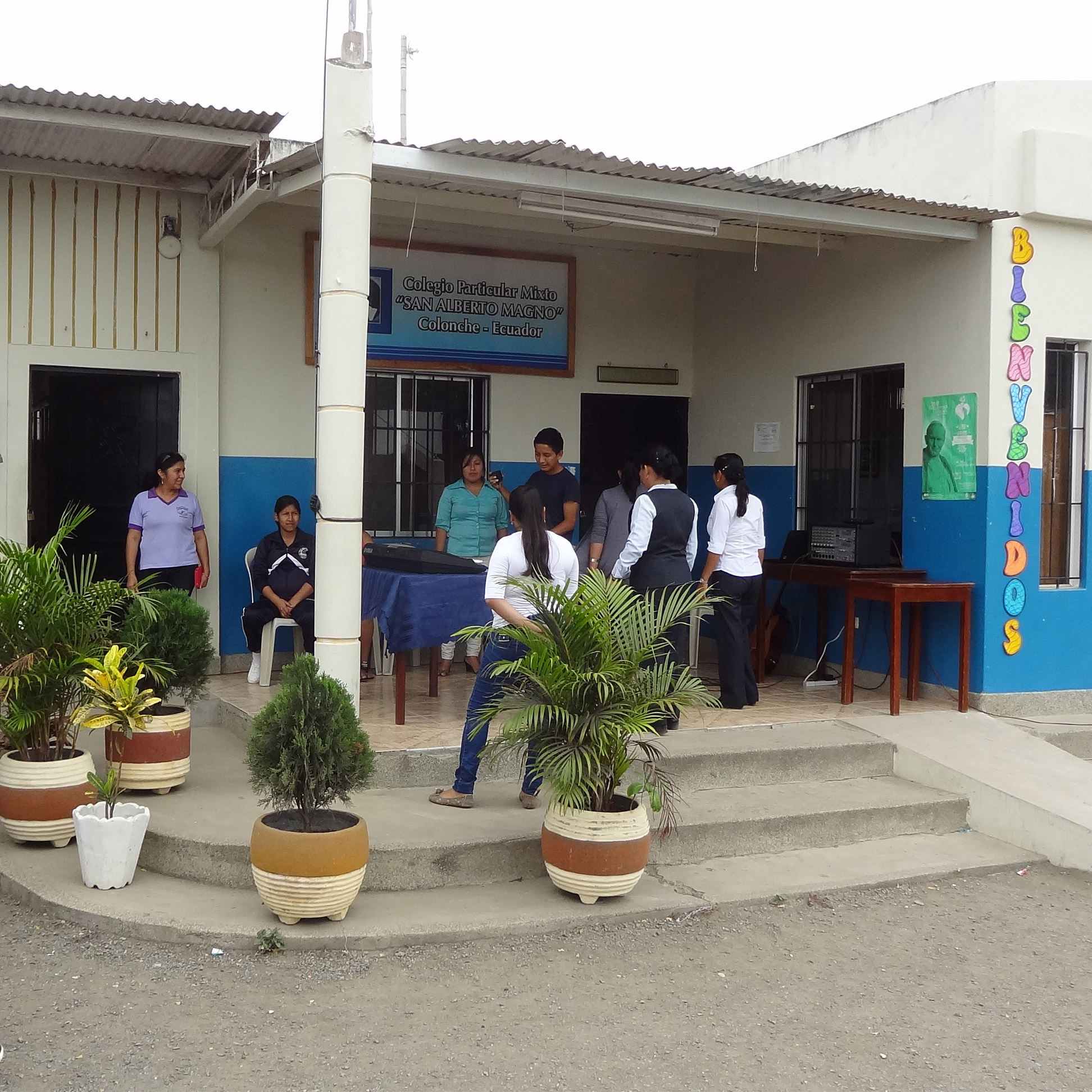 Schule Eine Schule in Nepal, die Kinder stehen draußen versammelt.