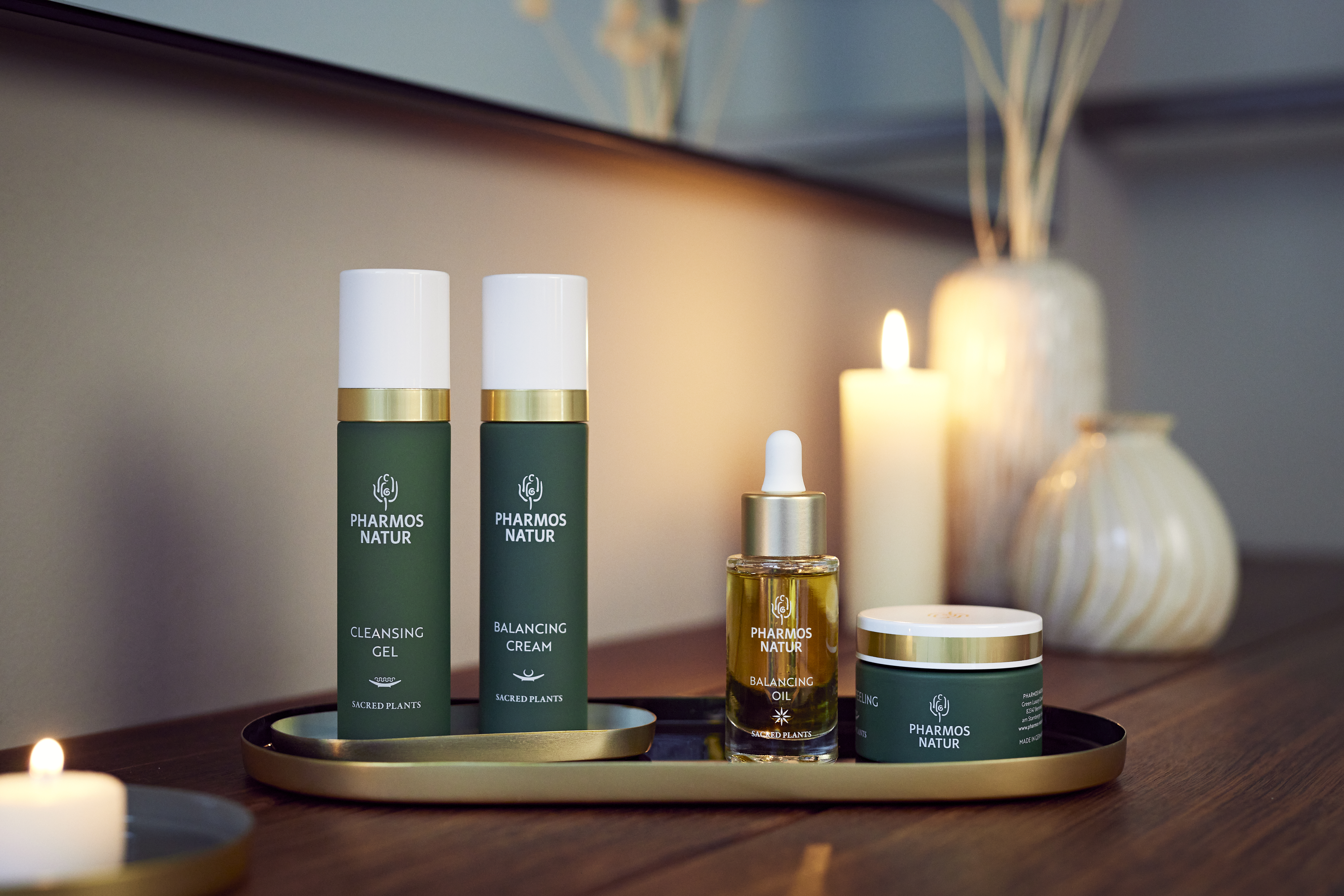 Produkte für Mischhaut Produkte für Mischhaut auf goldenem Tablett mit Kerzen im Hintergrund