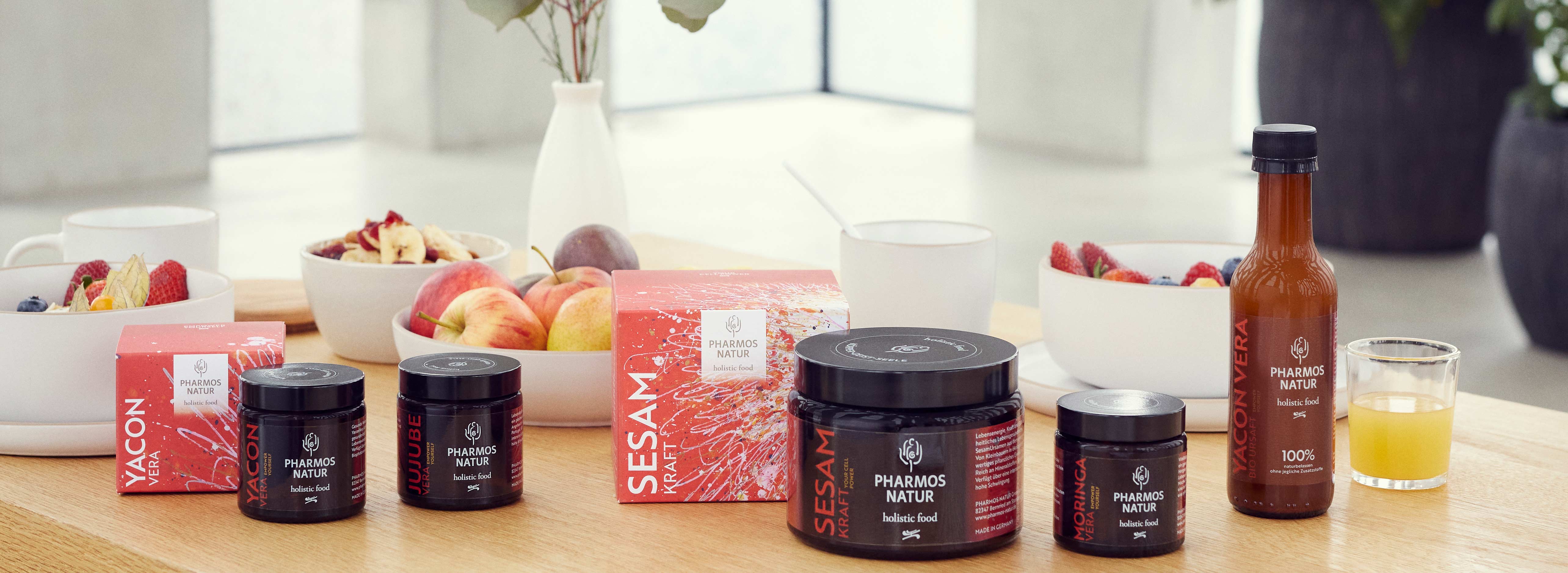 Holistic Food mit Produktsortiment Empower Yourself auf dem Tisch